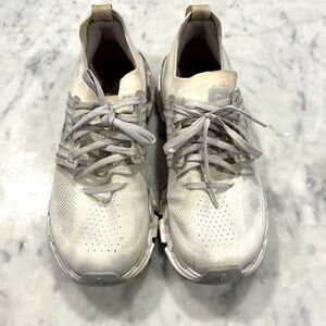 COPY - Oncloud white tennis shoes size 8.5